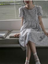 2021夏季新款法式復古泡泡袖碎花連衣裙女設計感露背蝴蝶結格子裙
